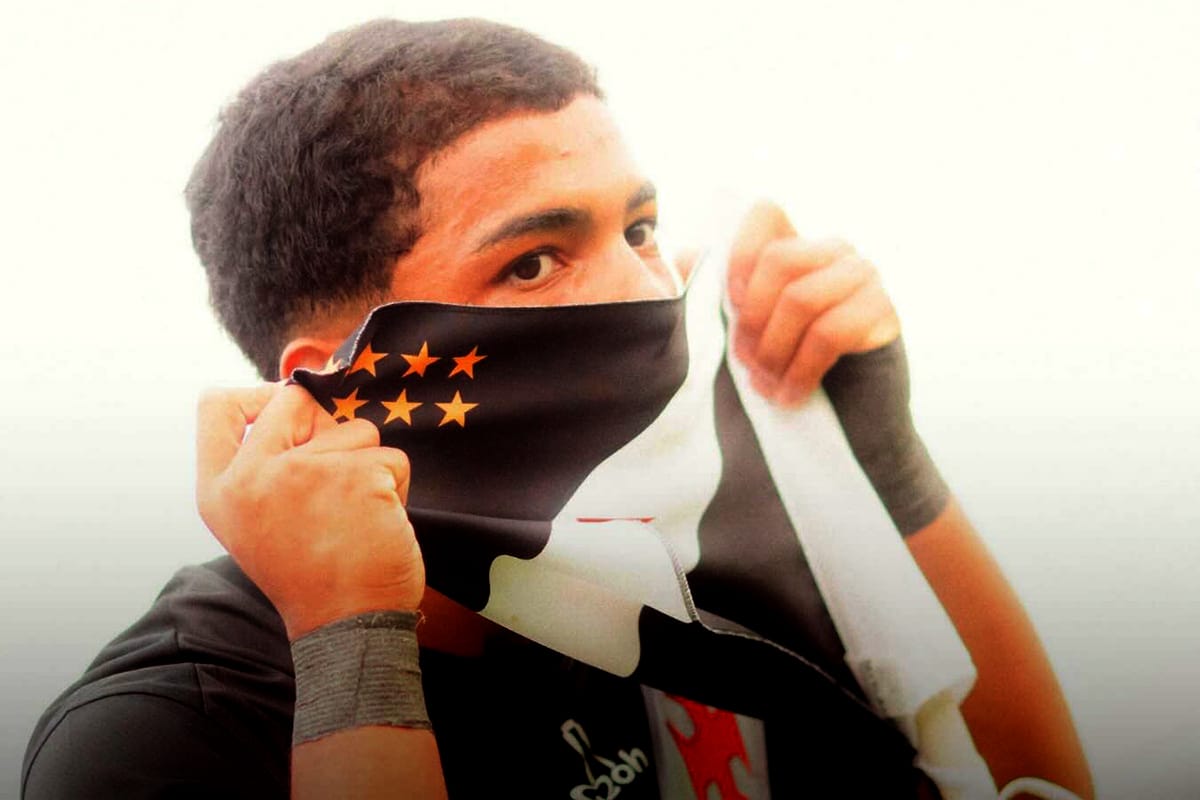 Na imagem, Allan Santos beijado a bandeira do Vasco, após gol de empate.