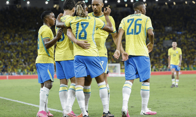 Na imagem, jogadores reservas do Brasil comemorando gol no segundo tempo.