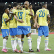Na imagem, jogadores reservas do Brasil comemorando gol no segundo tempo.