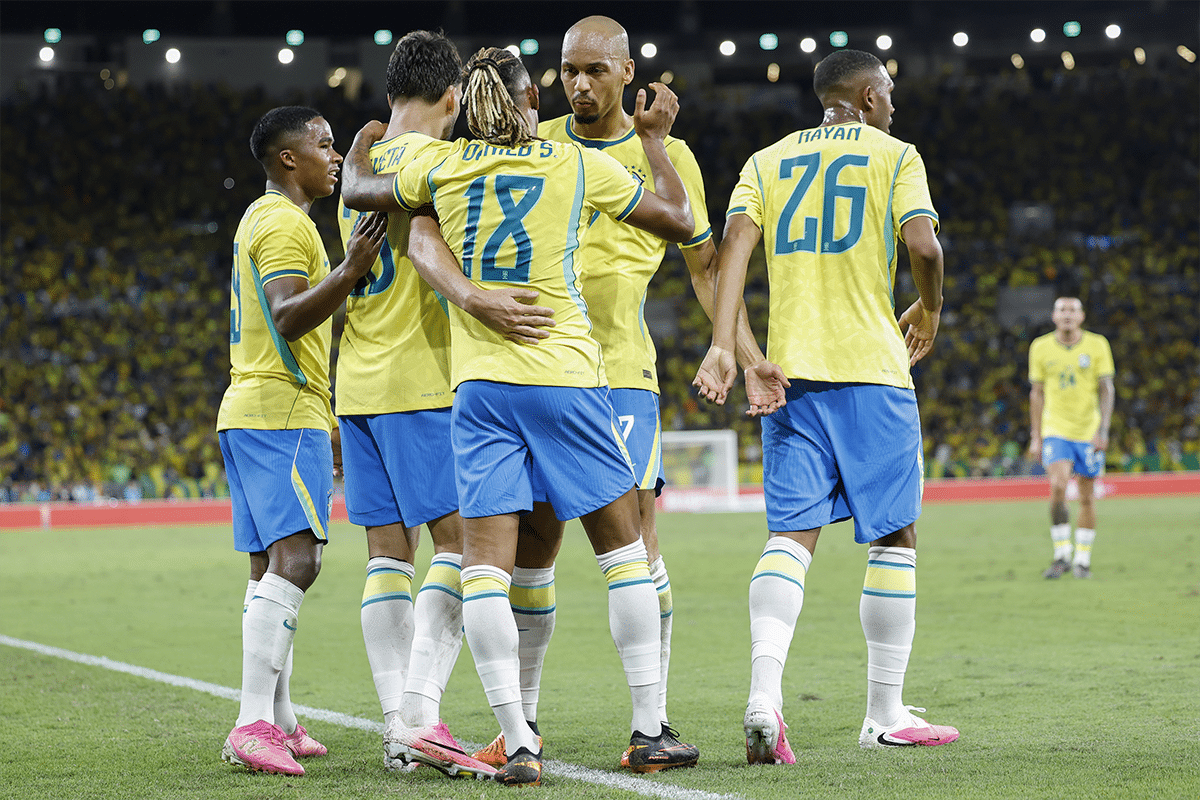 Na imagem, jogadores reservas do Brasil comemorando gol no segundo tempo.