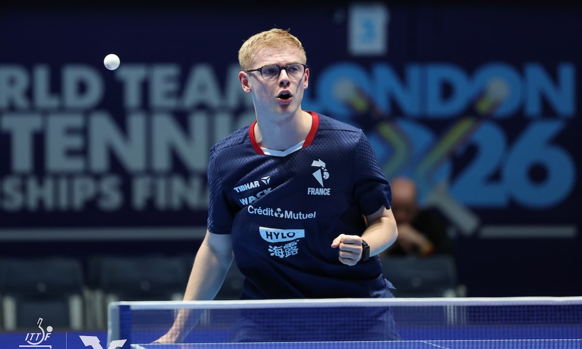 Félix Lebrun vence jogo no Campeonato Mundial de Tênis de Mesa pro Equipes
