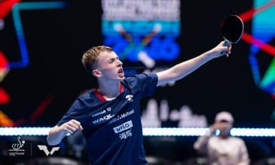 Flavien Coton comemora vitória sobre Hugo Calderano em jogo entre Brasil e França pelo Campeonato Mundial de Tênis de Mesa Londres 2026