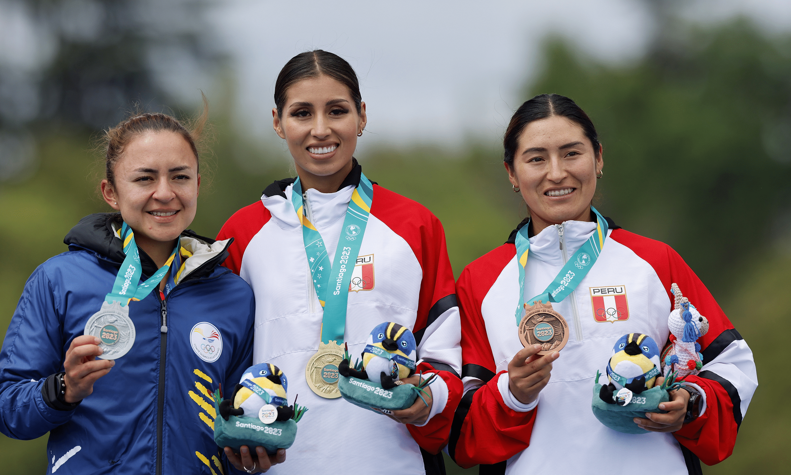 Glenda Morejón (ECU, prata), Kimberly García (PER, ouro) e Evelyn Inga (PER, bronze) no pódio dos 20km feminino da Marcha Atlética em Santiago-2023