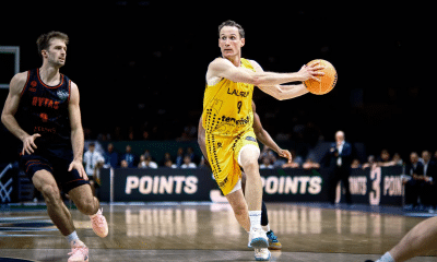 Marcelinho Huertas em quadra pelo Tenerife na Champions League de basquete masculino