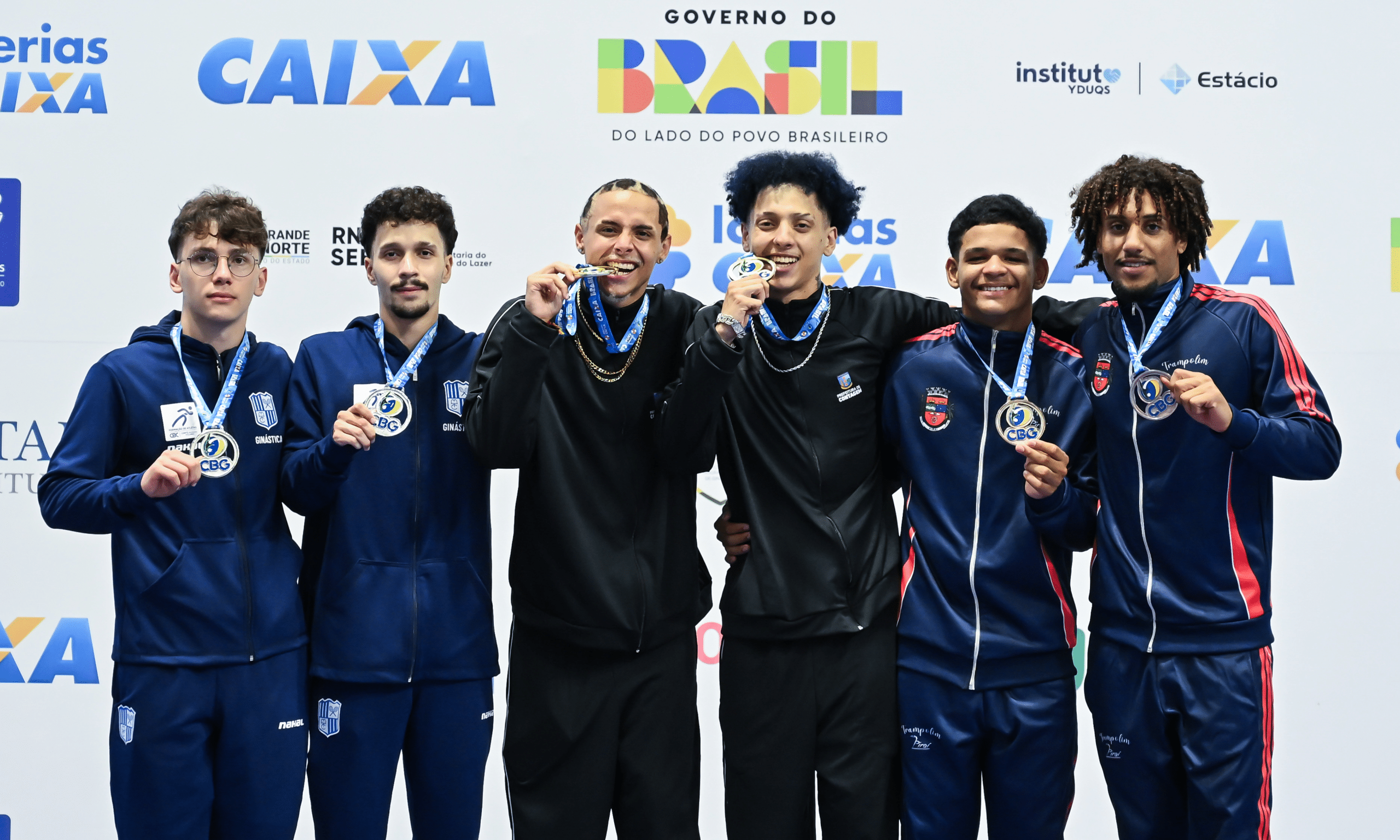 Vinicius e Wallace Celestino no pódio da prova sincronizada do Campeonato Brasileiro de Ginástica de Trampolim (foto: CBG)