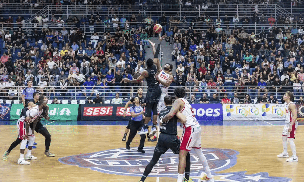 Lance de Franca x Brasília no Pedrocão pela semifinal do NBB — Foto: Marcos Limonti Relance/ SFB