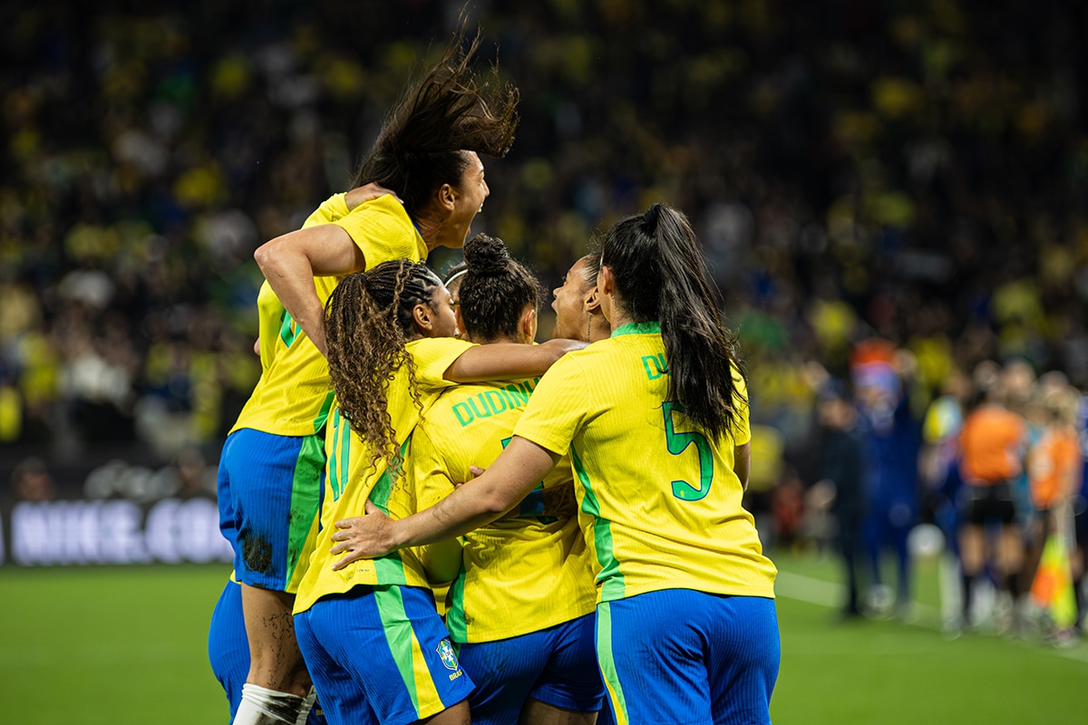 Na imagem, time do Brasil feminino comemorando o gol de Tainá Maranhão.