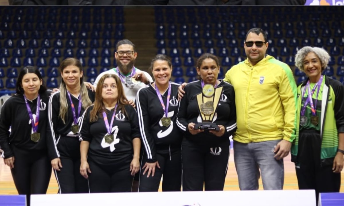 Time da ADEVIBEL com o troféu