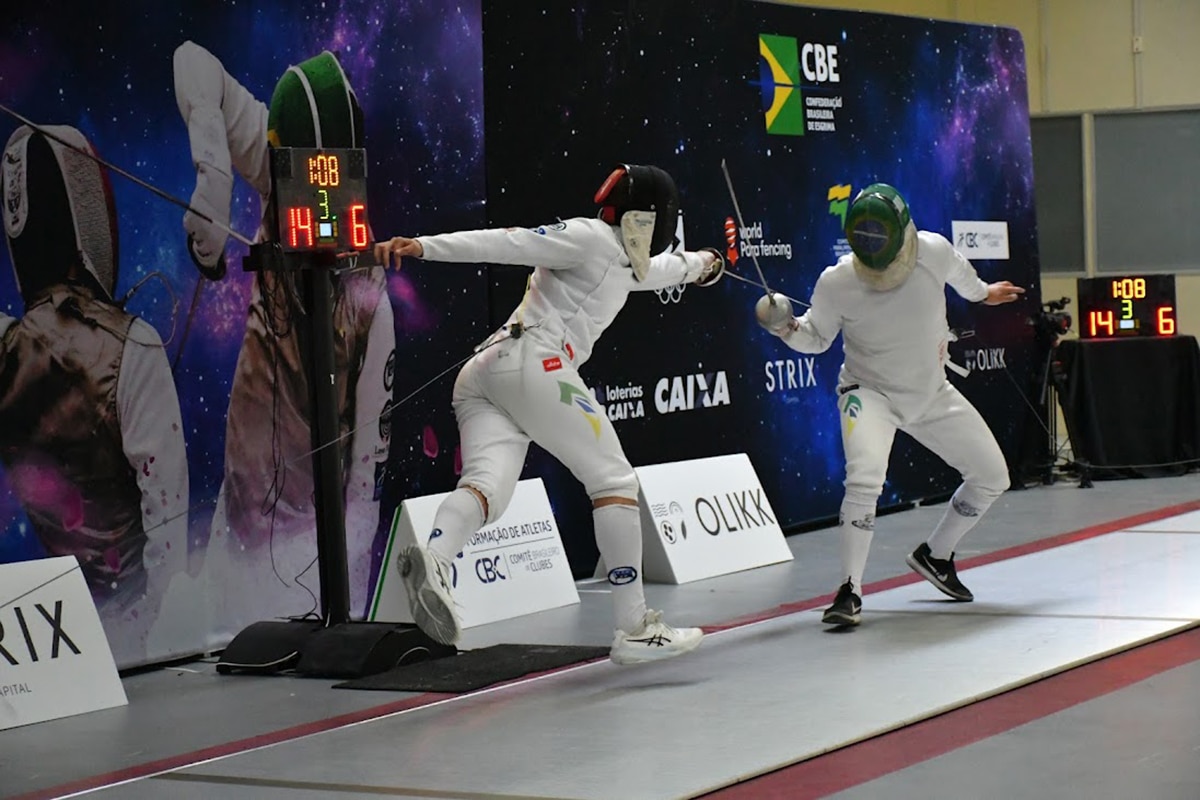 Na imagem, Alexandre Camargo, do Pinheiros, ao ataque na pista, durante a semifinal.