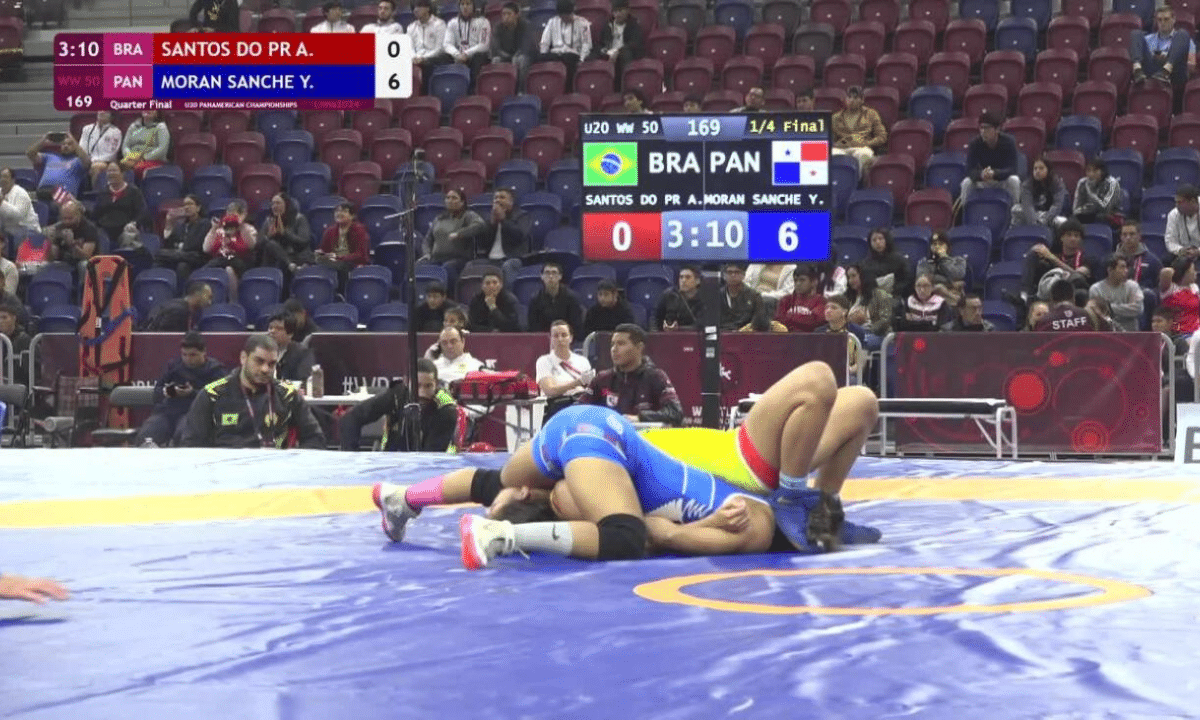 Ana Vitória Silva em luta contra Panamenha.