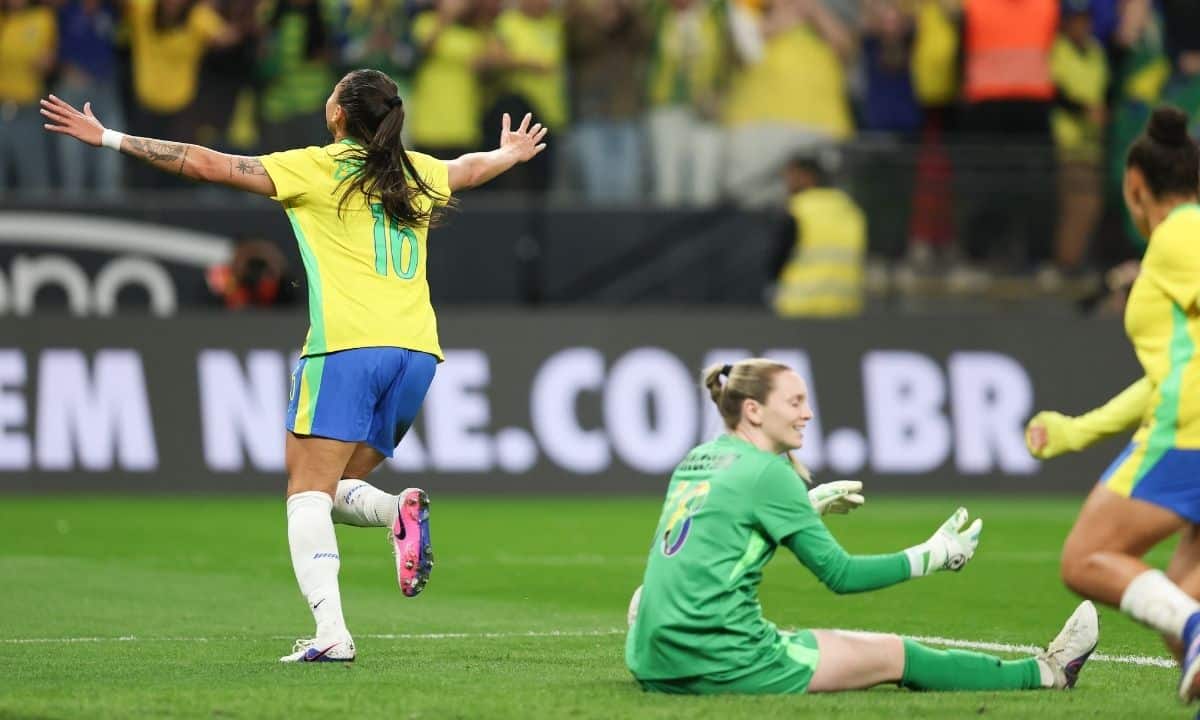 Beatriz Zaneratto comemorando gol em amistoso contra Estados Unidos. Veja os detalhes do amistoso que acontece em Fortaleza, na Arena Castelão.