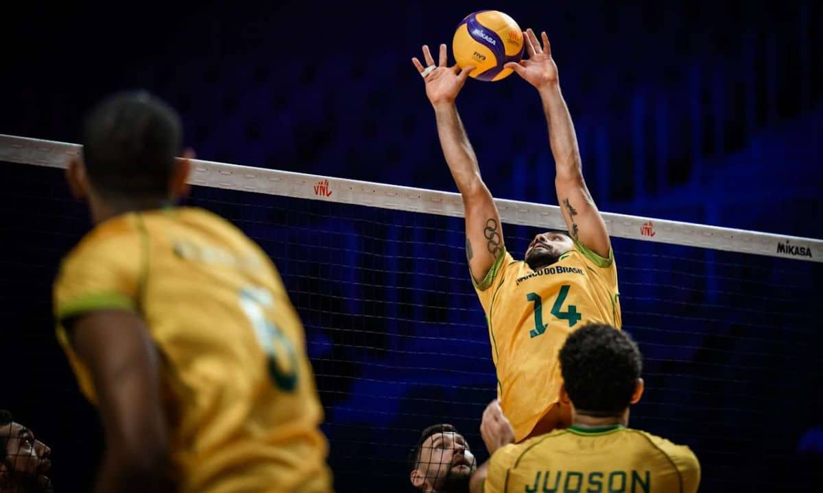 Cachopa tenta o levantamento na derrota do Brasil para a Ucrânia pela VNL (Volleyball World)