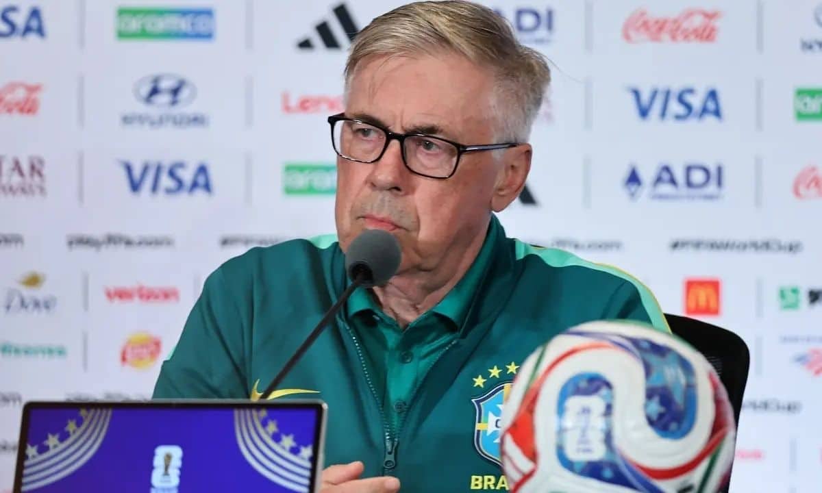 Carlo Ancelotti responde perguntas na coletiva de imprensa da seleção brasileira antes do duelo contra a Escócia na Copa do Mundo. O treinador confirmou a volta de Neymar