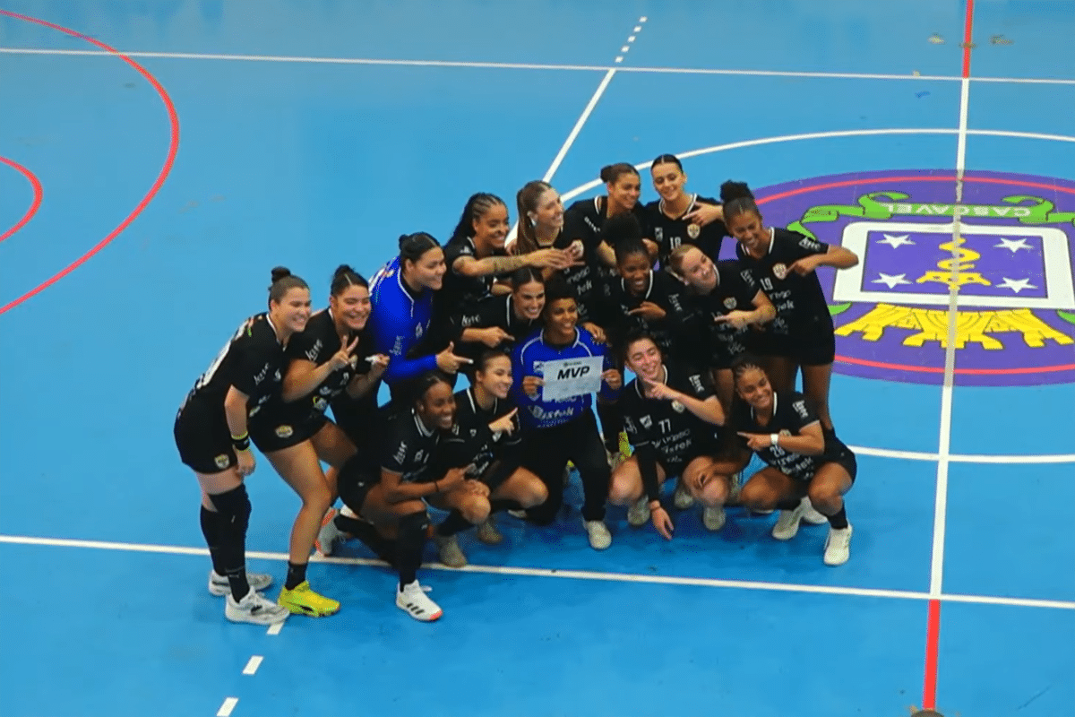 Na imagem, jogadoras do Criciúma comemorando após a vitória sobre Cascavel.