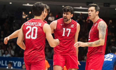 Matt Anderson, Jake Hanes e jogadores dos EUA comemoram vitória sobre a Turquia na Liga das Nações de Vôlei (VNL) (Foto: Volleyball World)