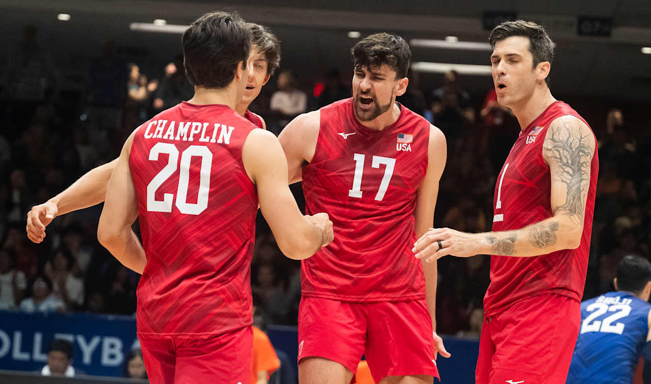 Matt Anderson, Jake Hanes e jogadores dos EUA comemoram vitória sobre a Turquia na Liga das Nações de Vôlei (VNL) (Foto: Volleyball World)