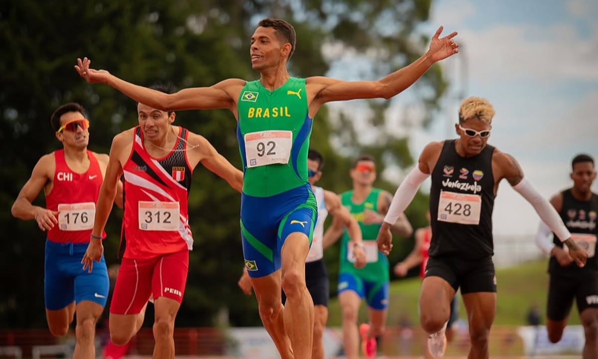 Na imagem, Eduardo Ribeiro comemorando mais uma vitória na distância dos 800m.
