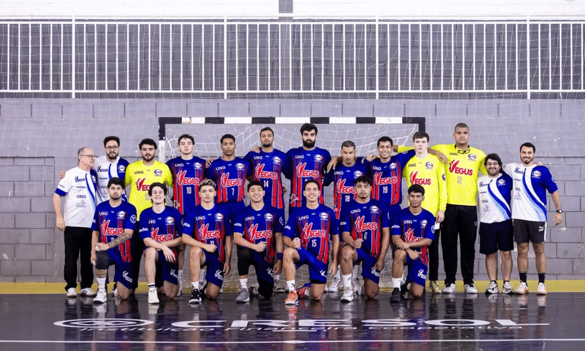 Equipe completa do Guarulhos Handebol posando para foto oficial