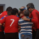 Jogadores de goalball reunidos no meio da quadra