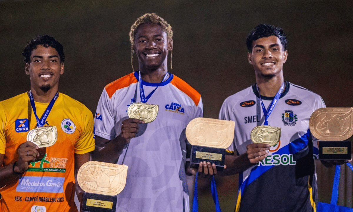 Atletas com troféus no atletismo