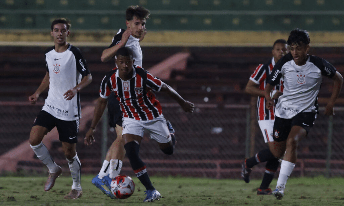 Corinthians segura empate com um a menos diante do São Paulo no Brasileiro Sub-17