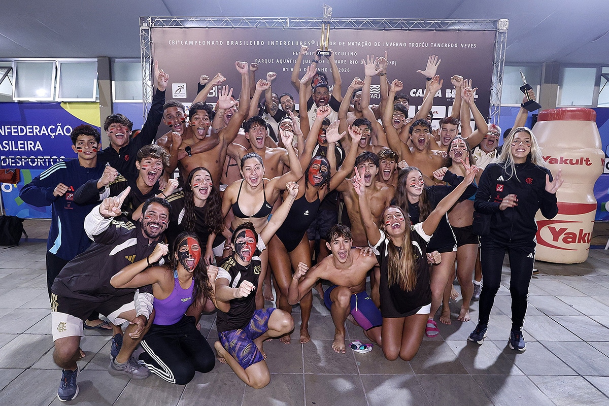 Na imagem, nadadores do Flamengo comemorando o título.
