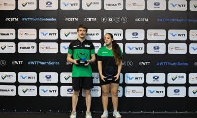 Na imagem, Flavio e Luiza mostrando seus troféus de campeões.