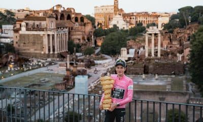 Na imagem, Jonas Vingegaard com o troféu do Giro D'Italia em frente ao Coliseu de Roma.