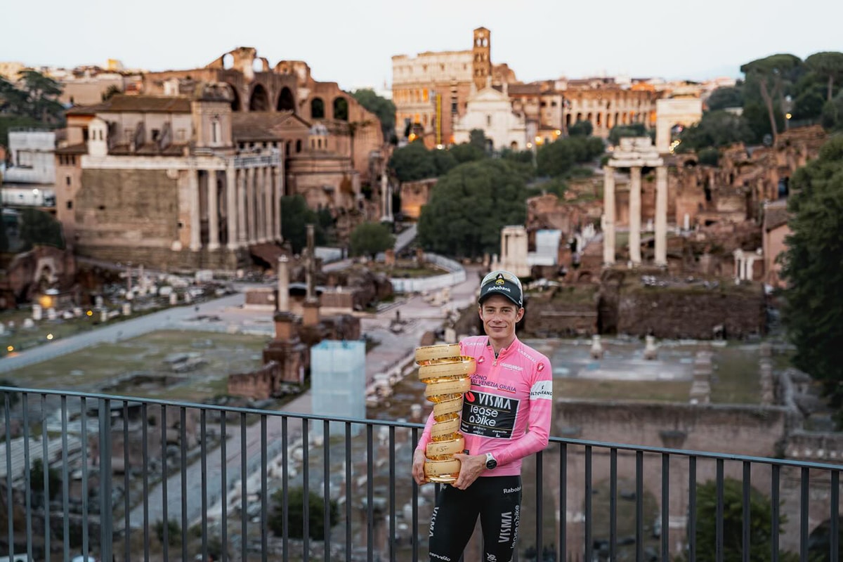 Na imagem, Jonas Vingegaard com o troféu do Giro D'Italia em frente ao Coliseu de Roma.