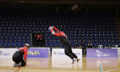 Atletas do URECE saltando para pegar a bola no goalball