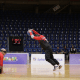 Atletas do URECE saltando para pegar a bola no goalball
