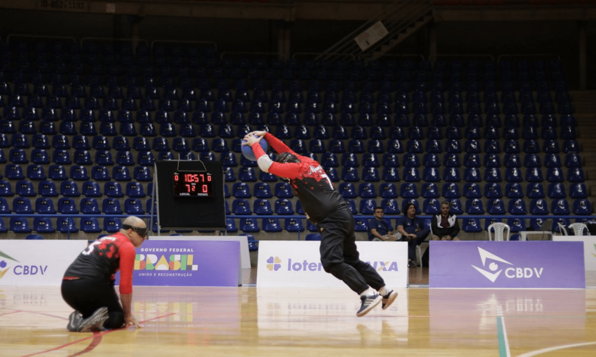 Atletas do URECE saltando para pegar a bola no goalball