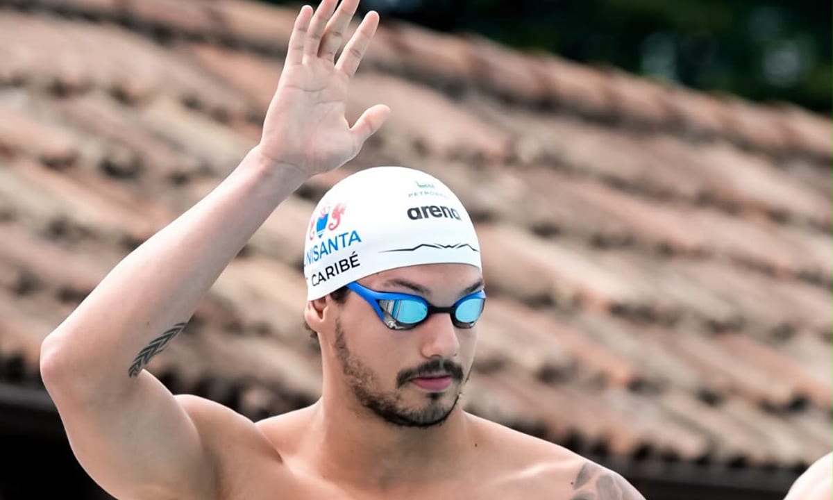 Na imagem, Guilherme Caribé se apresentando antes de cair na piscina.