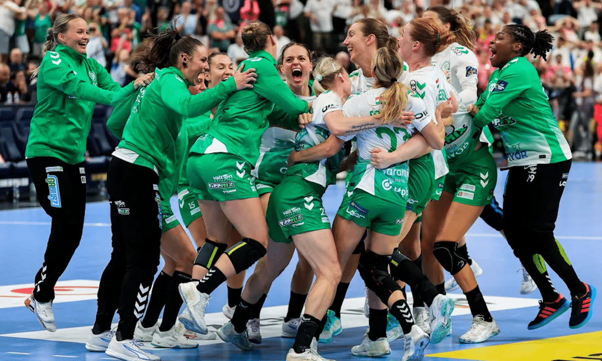 Györ, com Bruna de Paula, comemora vaga na final da Champions League Europeia (Foto: EHF)