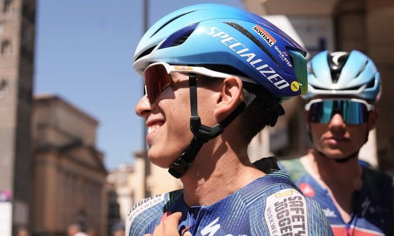 Na imagem, Henrique Bravo contente com o resultado do dia no Giro Next Gen. Soudal Quick-Step Devo Team, Ciclismo estrada