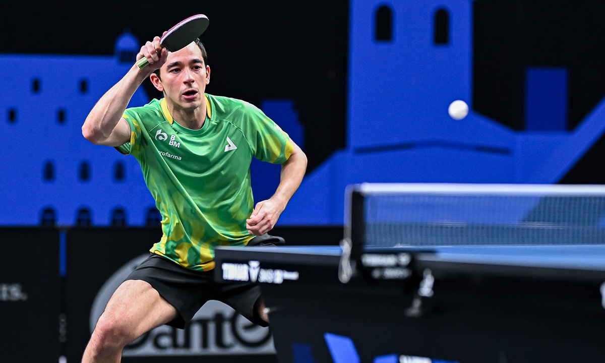 Na imagem, Hugo Calderano rebatendo a bolinha de forehand, Smash da Europa, tênis de mesa, Félix Lebrun