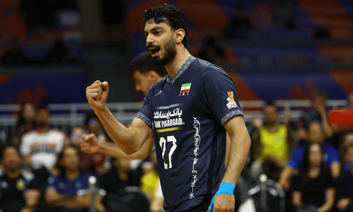 Iraniano comemora ponto sobre os argentinos na VNL