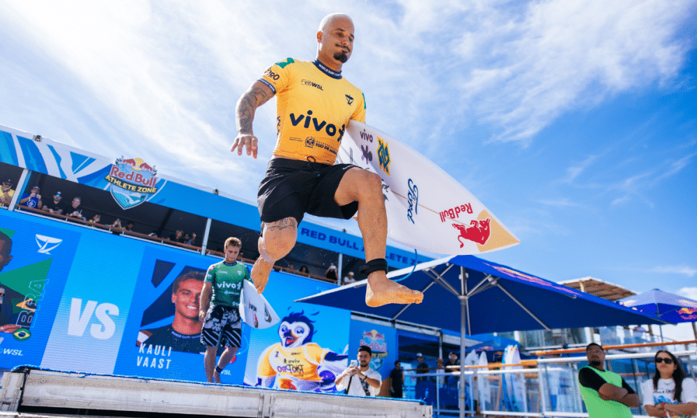 Campeões olímpicos no surfe masculino, Ítalo Ferreira e Kauli Vaast em ação no WSL Saquarema 2026 (Foto: Ana Catarina/WSL)