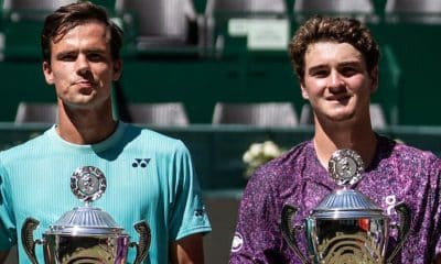 Na imagem, Daniel Altmaier e João Fonseca com os troféus de vice-campeões.