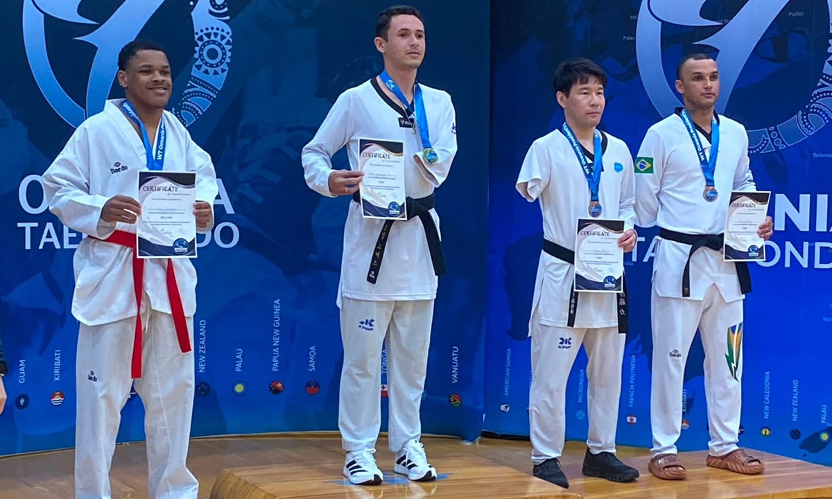 Na imagem, o pódio com três atletas brasileiros, sendo Joel Silva o campeão.