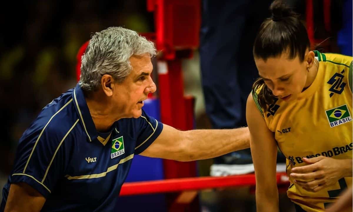 José Roberto Guimarães conversa com Macris durante jogo contra a República Dominicana pela VNL