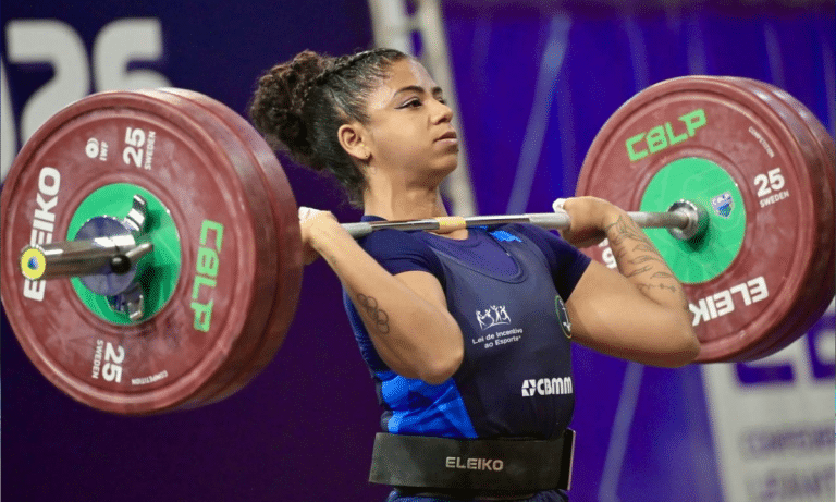 Laura Amaro realizando o levantamento de peso no campeonato brasileiro
