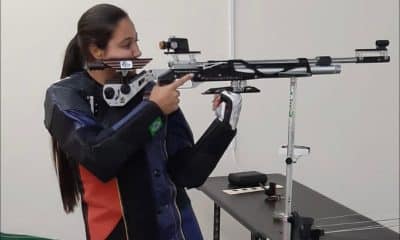 Na imagem, Luana Biazotto no estande de tiro com a carabina de ar.