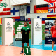 Na imagem, Lucas Carvalho depois de receber a medalha de ouro.