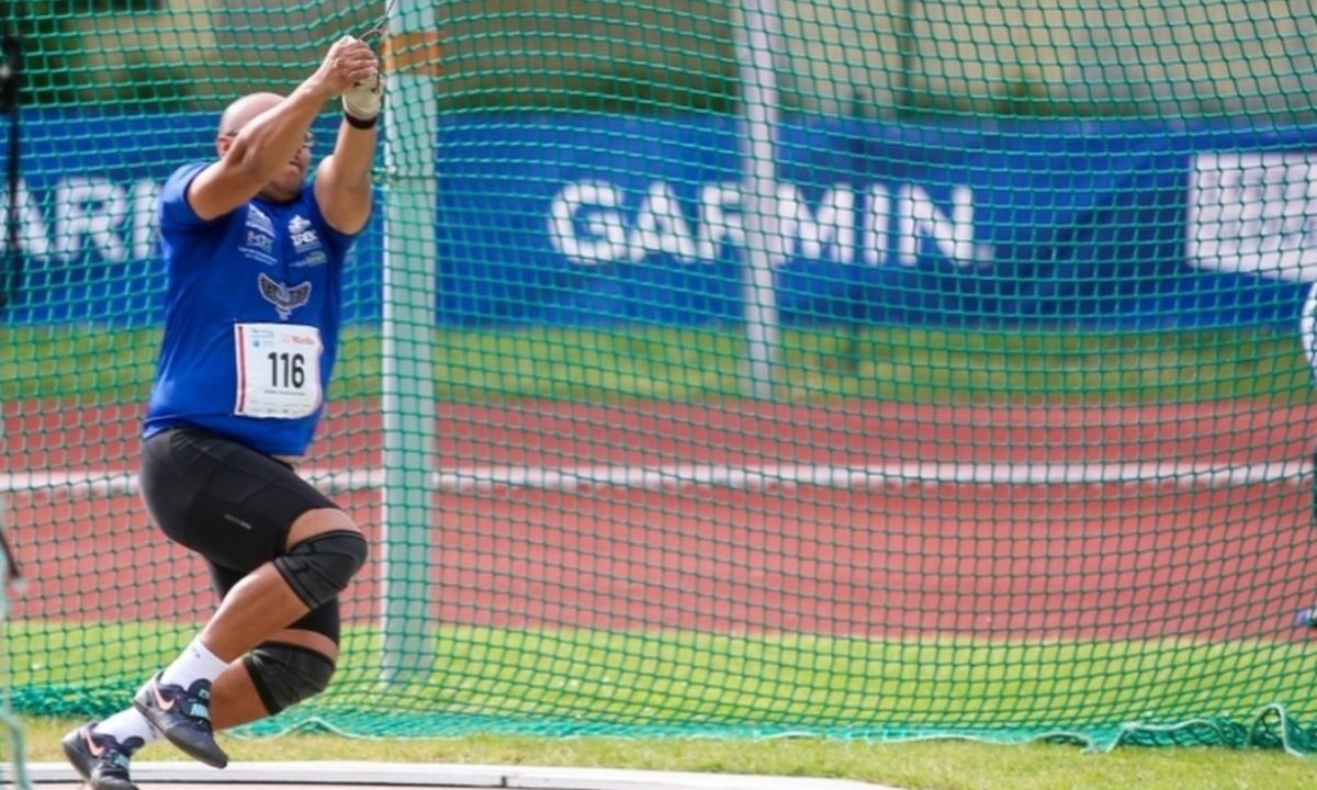 Luís Gsutavo da Silva é campeão no lançamento de martelo com a marca de 70m em Meeting na Eslovênia