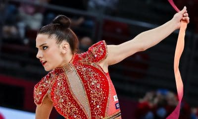 Na imagem, Maria Alexandre durante a apresentação com sua fita.