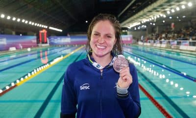 Na imagem, Maria Paula Heitmann, que conquistou um bronze similar ao que está mostrando.