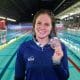Na imagem, Maria Paula Heitmann, que conquistou um bronze similar ao que está mostrando.