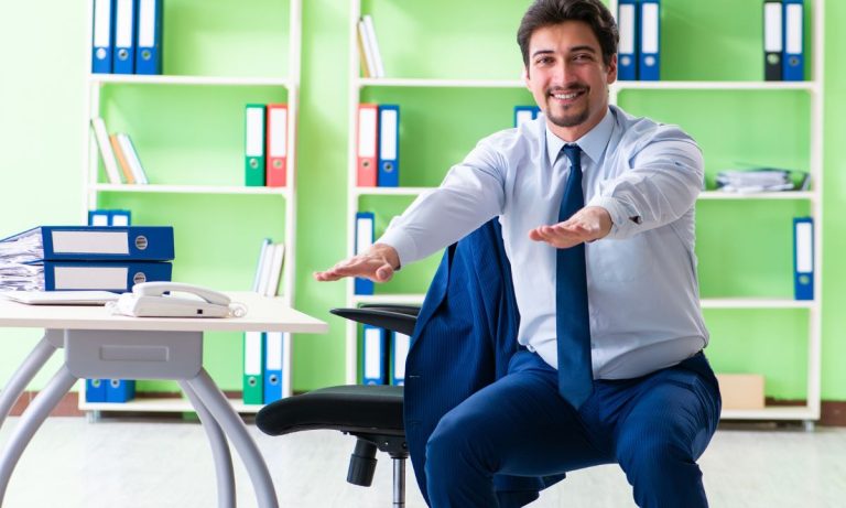 Pessoa fazendo agachamentos ao lado da mesa de trabalho ou subindo escadas durante uma pausa curta.