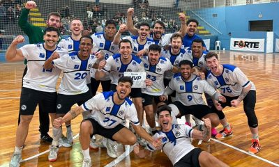 Na imagem, time do Pinheiros de handebol masculino comemorando a vitória.
